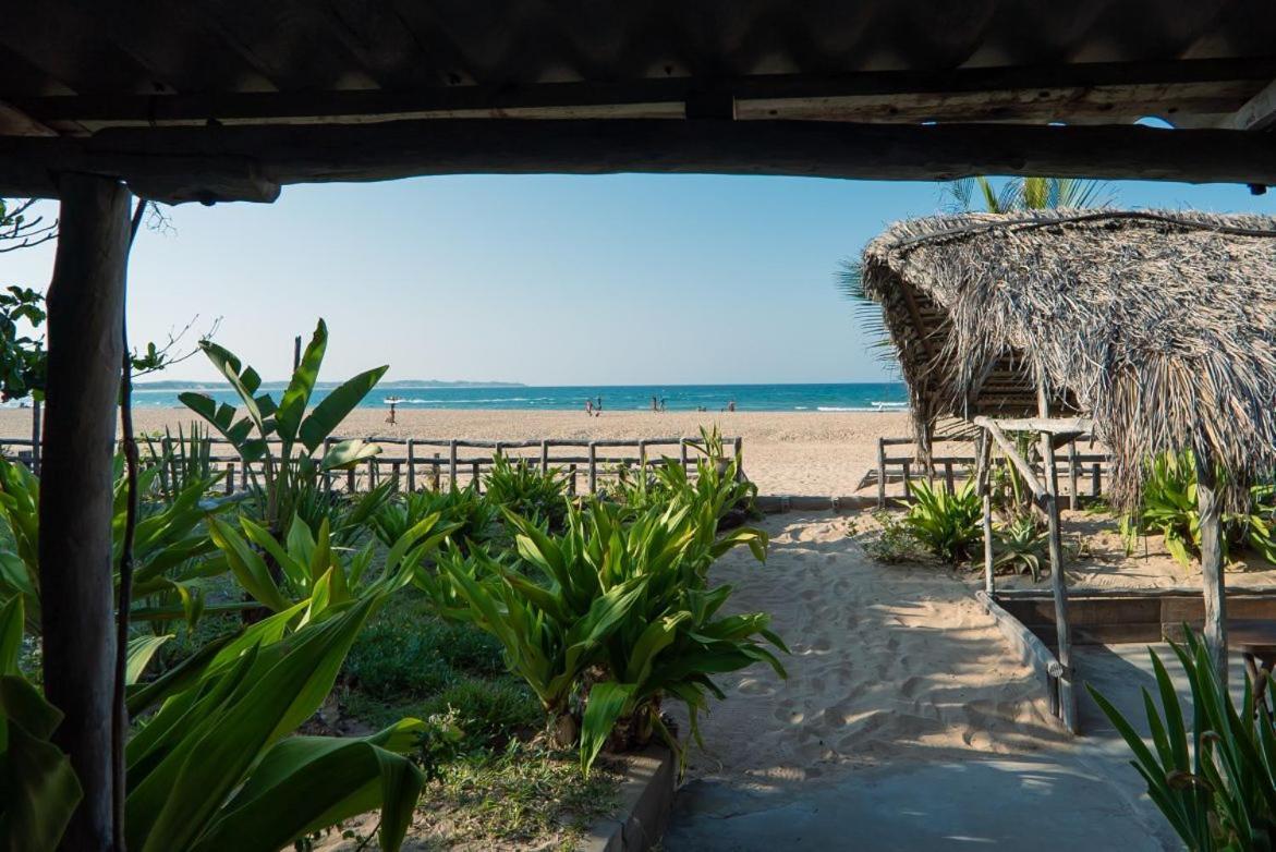 On The Beach 2 Bedroom Dhow Cabin W Ac Praia do Tofo 外观 照片